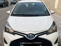 Usado Toyota Yaris Hybrid Active 100 CV (73 kW) 2014 Blanco Berlina