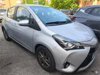Usado Toyota Yaris Hybrid Active 100 CV (73 kW) 2018 Gris / plata Berlina