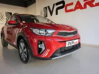 Usado Kia Stonic 84 CV (61 kW) 2022 Granate SUV