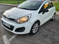Usado Kia Rio 85 CV (62 kW) 2013 Blanco Berlina