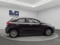 Usado Kia Rio 84 CV (61 kW) 2018 Gris / plata Berlina