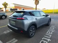 Usado Peugeot 2008 Active 102 CV (75 kW) 2024 Gris SUV
