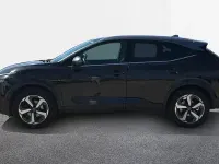 Usado Nissan Qashqai N-Connecta 140 CV (102 kW) 2022 Midnight black con techo skyli SUV