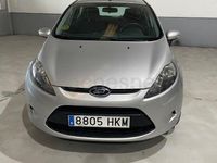 Usado Ford Fiesta Trend 70 CV (51 kW) 2012 Gris / plata Utilitario
