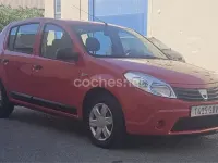 Usado Dacia Sandero Lauréate 70 CV (51 kW) 2010 Rojo Berlina