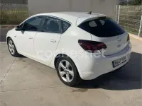 Usado Opel Astra Enjoy 110 CV (80 kW) 2011 Blanco Berlina