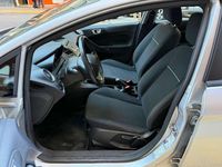 Usado Ford Fiesta Trend 101 CV (74 kW) 2016 Plateado Utilitario
