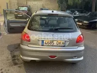 Usado Peugeot 206 70 CV (51 kW) 2005 Gris / plata Berlina