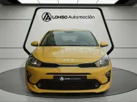 Usado Kia Rio 84 CV (61 kW) 2023 Amarillo Berlina