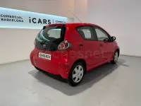 Usado Toyota Aygo Live 68 CV (50 kW) 2011 Rojo Utilitario