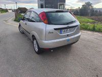 Usado Ford Focus Trend 90 CV (66 kW) 2000 Gris / plata Berlina
