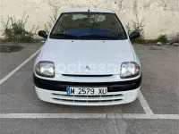 Usado Renault Clio 60 CV (44 kW) 1999 Blanco Berlina