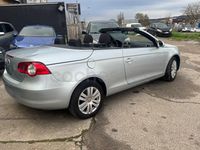 Usado VW Eos 122 CV (89 kW) 2008 Gris / plata Descapotable
