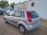 Usado Ford Fiesta Trend 90 CV (66 kW) 2009 Gris / plata Berlina