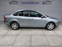 Usado Ford Focus Ghia 100 CV (73 kW) 2005 Azul Berlina