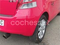 Usado Toyota Yaris Active 101 CV (74 kW) 2010 Rojo Berlina