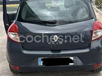 Usado Renault Clio III Collection 75 CV (55 kW) 2012 Gris / plata Berlina