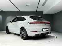 Usado Porsche Cayenne Turbo E-Hybrid 739 CV (543 kW) 2025 Gris / plata SUV