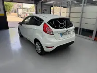 Usado Ford Fiesta Trend 75 CV (55 kW) 2015 Blanco Utilitario