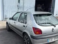 Usado Ford Fiesta Trend 60 CV (44 kW) 2003 Gris / plata Utilitario
