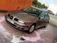 Usado Seat Leon 105 CV (77 kW) 2002 Marrón Utilitario
