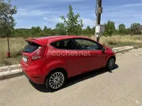 Usado Ford Fiesta Titanium 95 CV (69 kW) 2012 Rojo Berlina