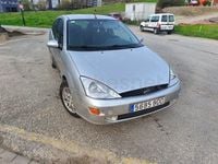 Usado Ford Focus Trend 90 CV (66 kW) 2000 Gris / plata Berlina