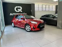 Usado Toyota Yaris 125 CV (91 kW) 2022 Rojo Utilitario