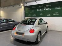 Usado VW New Beetle 102 CV (75 kW) 2002 Gris / plata Utilitario