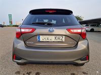 Usado Toyota Yaris Hybrid Advance 100 CV (73 kW) 2018 Gris / plata Berlina