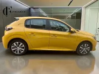 Usado Peugeot 208 Active 100 CV (73 kW) 2020 Amarillo Utilitario