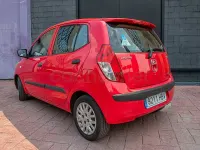 Usado Hyundai i10 Comfort 86 CV (63 kW) 2011 Rojo Utilitario