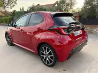 Usado Toyota Yaris Hybrid Style 116 CV (85 kW) 2022 Granate Berlina