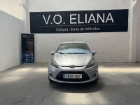 Usado Ford Fiesta Trend 70 CV (51 kW) 2011 Gris / plata Berlina