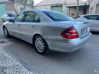 Usado Mercedes E240 Elegance 170 CV (125 kW) 2002 Gris / plata Berlina