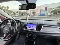 Usado Kia Rio 90 CV (66 kW) 2017 Rojo Berlina