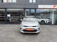 Usado Kia Rio 100 CV (73 kW) 2023 Gris / plata Berlina