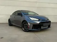 Usado Toyota Yaris 280 CV (205 kW) 2024 Gris Utilitario