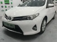 Usado Toyota Auris Active 132 CV (97 kW) 2014 Blanco Familiar