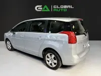 Usado Peugeot 5008 Active 120 CV (88 kW) 2012 Gris / plata Monovolumen