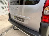 Usado Peugeot Partner Tepee Outdoor 120 CV (88 kW) 2016 Gris / plata Monovolumen