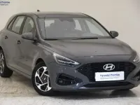 Usado Hyundai i30 100 CV (73 kW) 2025 Gris / plata Berlina