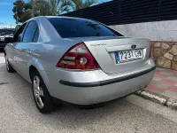 Usado Ford Mondeo Trend 115 CV (84 kW) 2004 Gris / plata Berlina