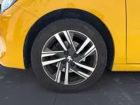 Usado Peugeot 208 Allure 100 CV (73 kW) 2022 Amarillo Utilitario