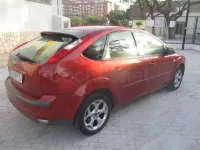 Usado Ford Focus Trend 90 CV (66 kW) 2008 Granate Berlina