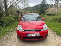 Usado Ford Fiesta 68 CV (50 kW) 2005 Rojo Utilitario