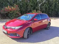 Usado Toyota Auris Hybrid 136 CV (100 kW) 2018 Granate Berlina