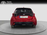 Usado Toyota Yaris Hybrid Plus 116 CV (85 kW) 2022 Rojo emocion Berlina