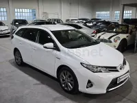 Usado Toyota Auris Hybrid Active 136 CV (100 kW) 2014 Blanco Familiar