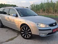Usado Ford Mondeo Ghia 145 CV (106 kW) 2003 Gris / plata Familiar